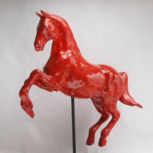 Cheval Lusitanien émaillé rouge vermillon